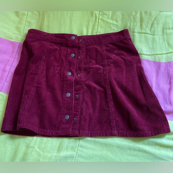 Bottom up skirt in a burgundy color, super comfy, and perfect for any occasion - Picture 3 of 3